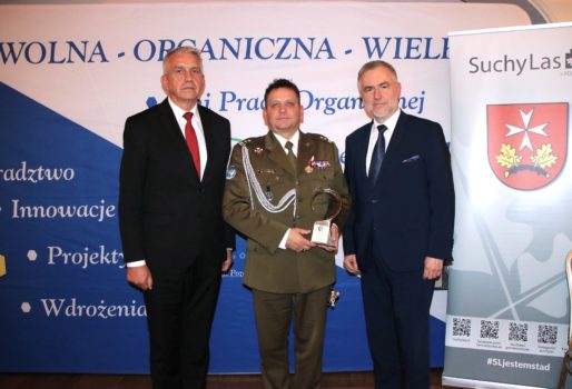 Laureat w obecności wójta i marszałka.