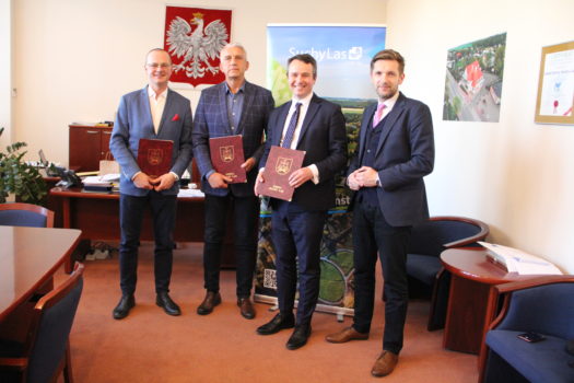 Sygnatariusze listu intencyjnego na wspólnym zdjęciu w gabinecie wójta gminy.