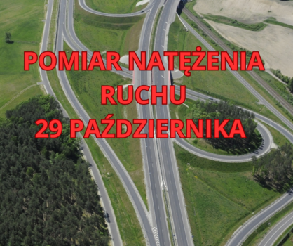 Zdjęcie lotnicze węzła drogowego z informacją o badaniu.