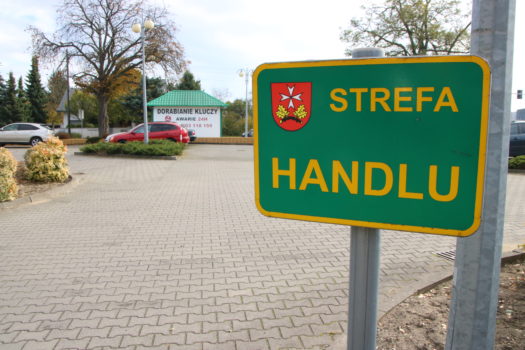 Zdjęcie miejsca pod stoiska handlowe z tabliczką: Strefa handlu.