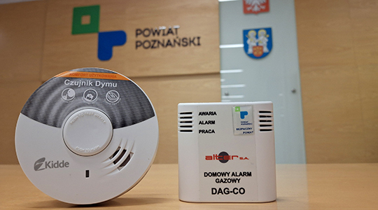 zdjęcie czujki, w tle logo Powiat Poznański