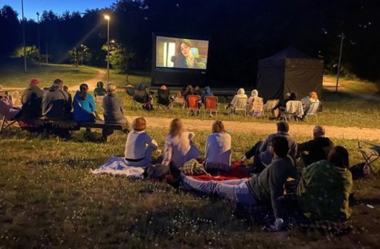 Zdjecie z plenerowego oglądania filmu na terenie aktywnej edukacji i sportu w Suchym Lesie