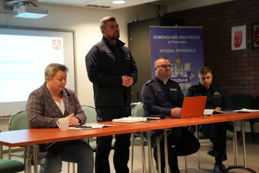 Główni uczestnicy spotkania przy stole prezydialnym w Parku Wodnym Octopus.