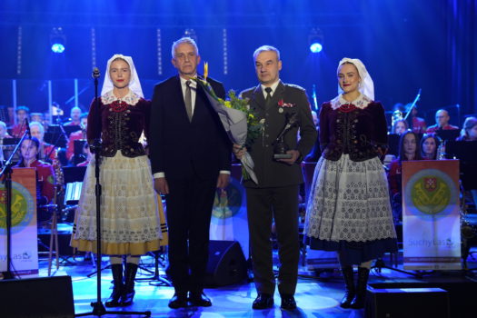 Laureat nagrody Dębowego Liścia i Wójt Gminy w towarzystwie Chludowianek pozujący do zdjęcia.