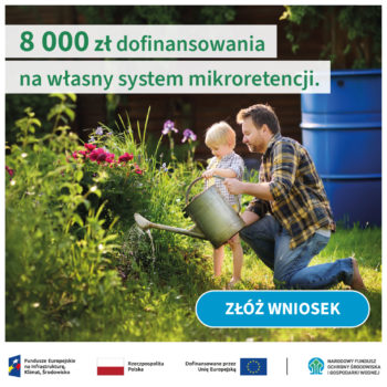 Zdjęcie przedstawiające mężczyznę z dzieckiem w ogrodzie, podlewają rośliny. W tle zbiornik na deszczówkę.