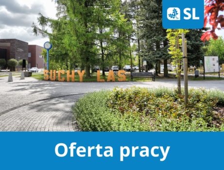Zdjęcie przedstawiające napis suchy las przed Urzędem Gminy w ramce niebieskiej ze skróconym logotypem gminy.