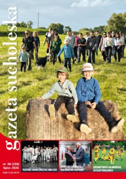 Okładka lipcowego wydania Gazety Sucholeskiej z dziećmi na balocie słomy i grupą osób w tle idących po łące.