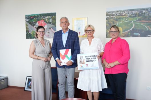 Na zdjęciu: Wójt Gminy Grzegorz Wojtera, w obecności Radnych Województwa Wielkopolskiego – Pauliny Stochniałek i Marty Dzikowskiej, oraz Przewodniczącej Rady Gminy Suchy Las Joanny Pagowskiej