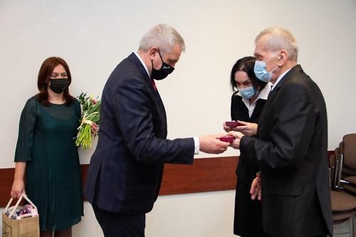 Wójt wręcza medal Jubilatom