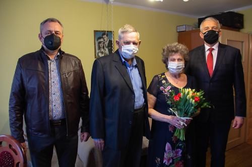 Wspólne zdjęcie Wójta Gminy i Przewodniczącego Zarządu Osiedla Biedrusko i Jubilatów