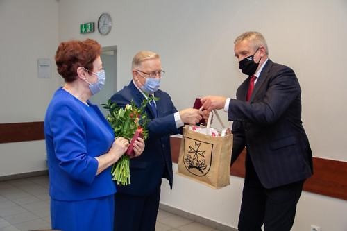 Wójt wręcza torbę z upominkami Jubilatom
