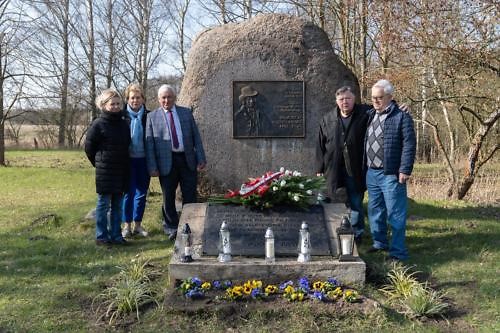 delegacje przy głazie w Glinnie
