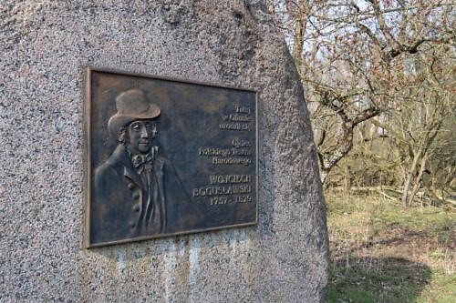 tablica o Wojciechu Bogusławskich na głazie w Glinnie