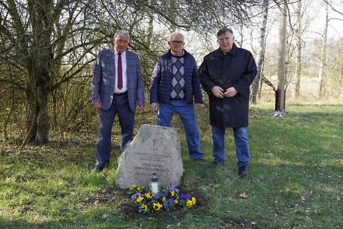 delegacja przy obelisku z urną w Glinnie